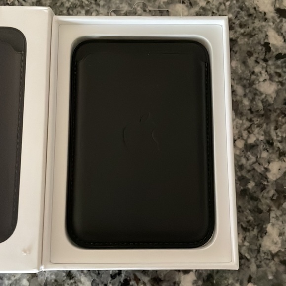 iPhone Leather Wallet with MagSafe - Black - Picture 8 of 10